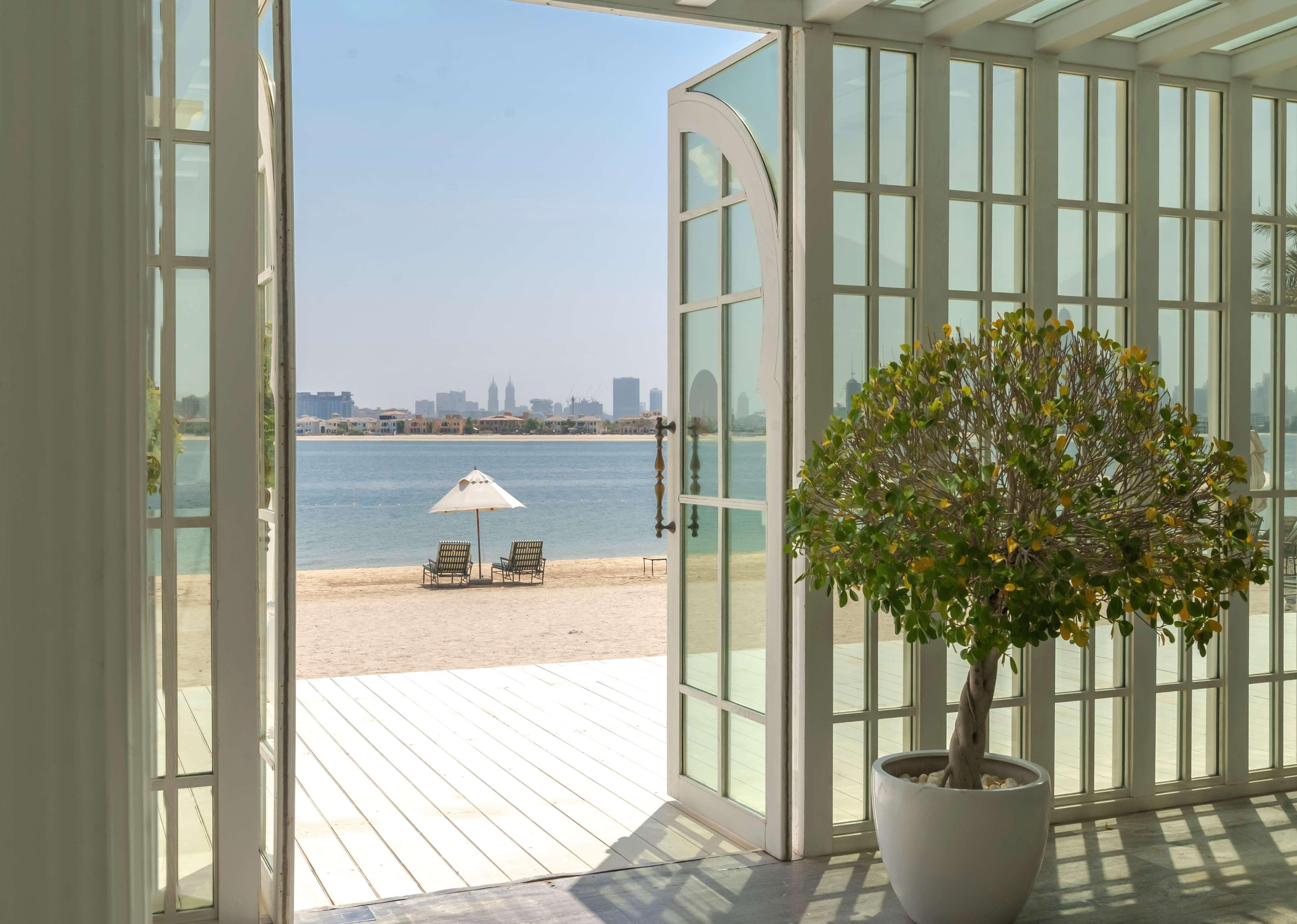 Kempinski Hotel & Residences Palm Jumeirah Dubai Buitenkant foto View of the beach from the hotel
