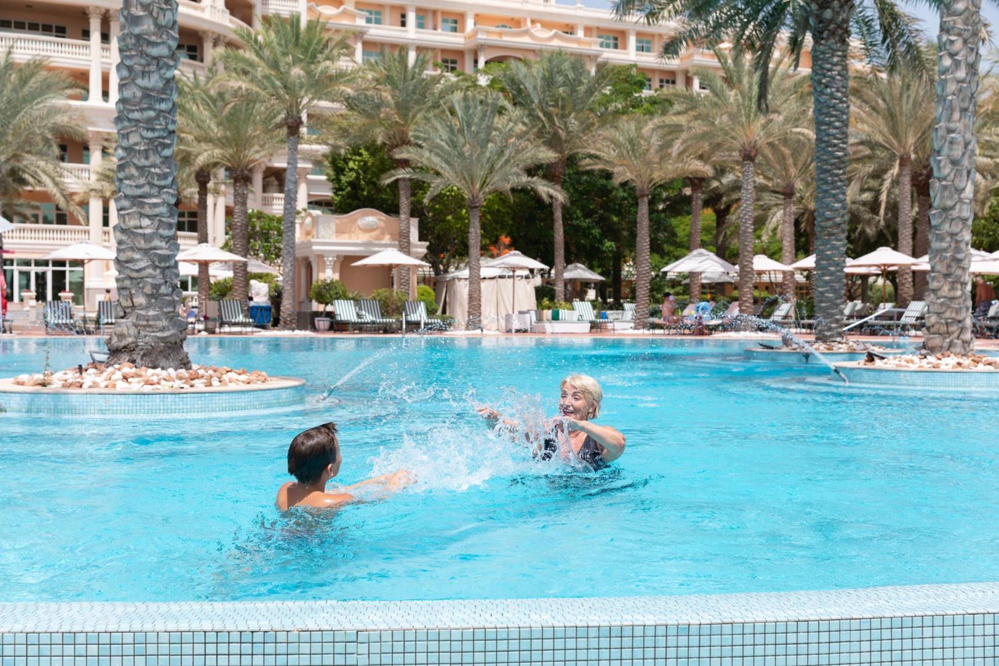 Kempinski Hotel & Residences Palm Jumeirah Dubai Buitenkant foto Swimming pool at Jumeirah Beach Hotel