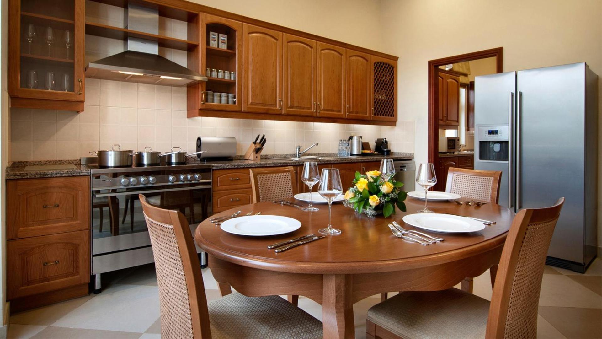 Kempinski Hotel & Residences Palm Jumeirah Dubai Buitenkant foto A kitchen and dining room