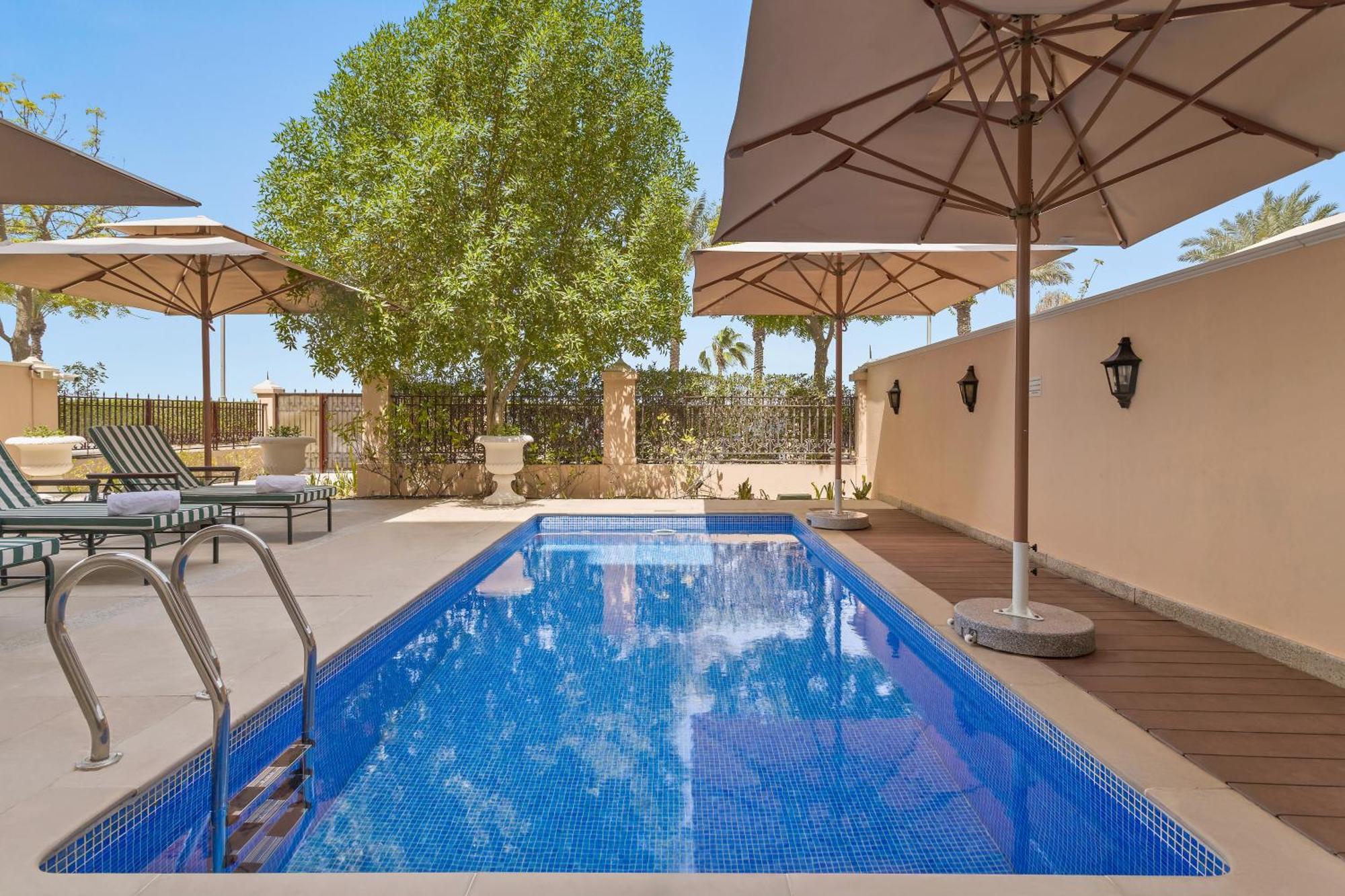 Kempinski Hotel & Residences Palm Jumeirah Dubai Buitenkant foto Private pool at the hotel
