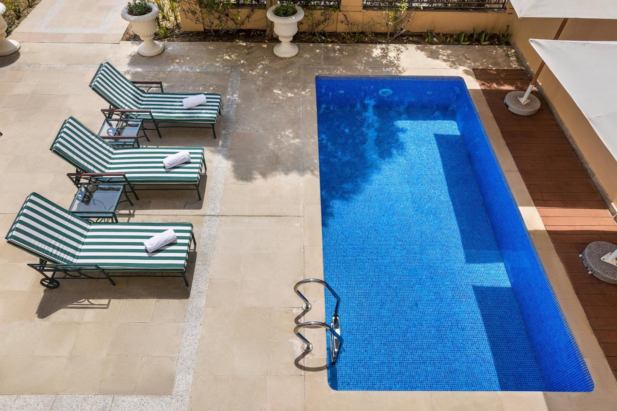 Kempinski Hotel & Residences Palm Jumeirah Dubai Buitenkant foto A swimming pool