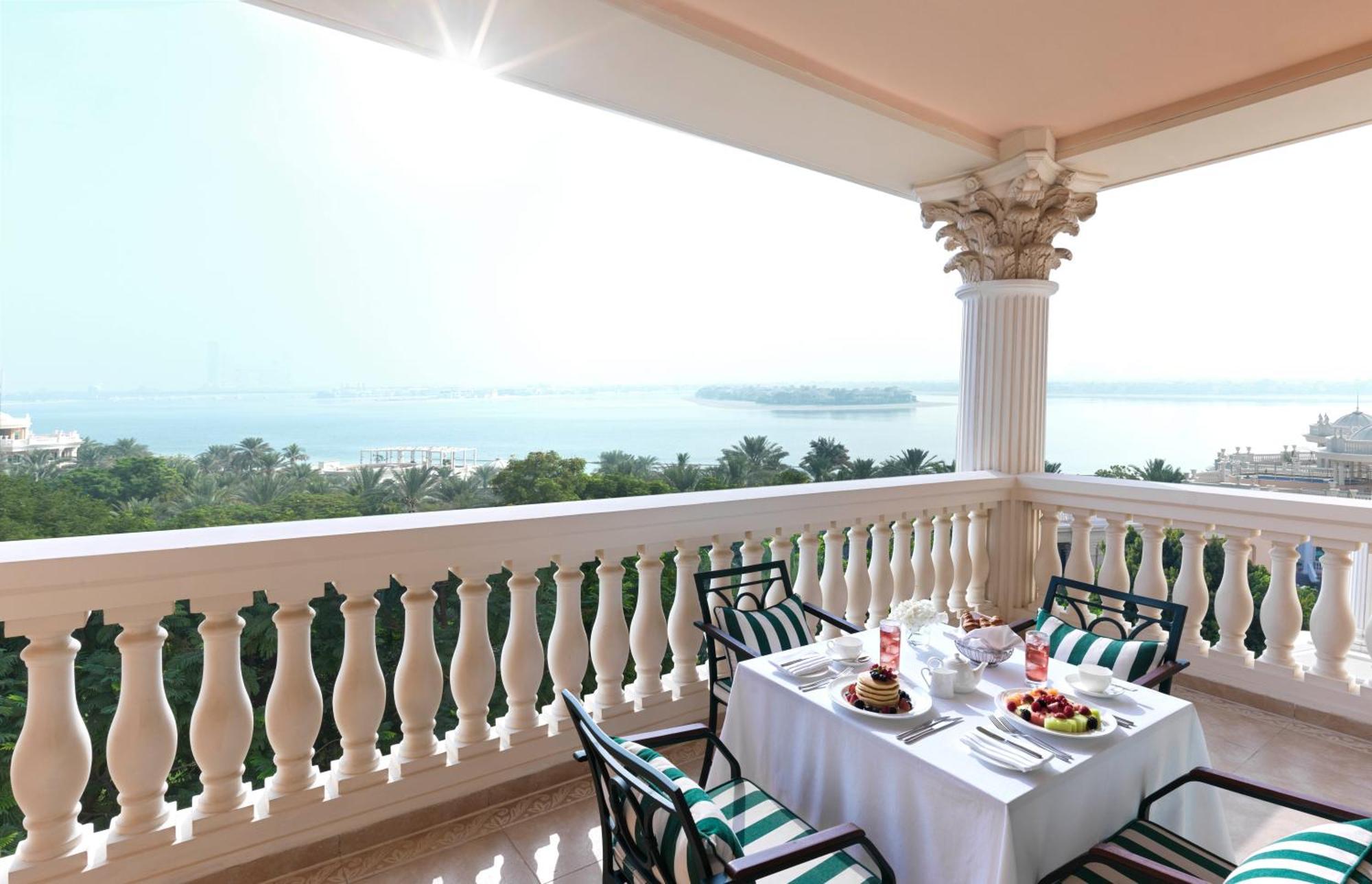 Kempinski Hotel & Residences Palm Jumeirah Dubai Buitenkant foto A balcony at the hotel