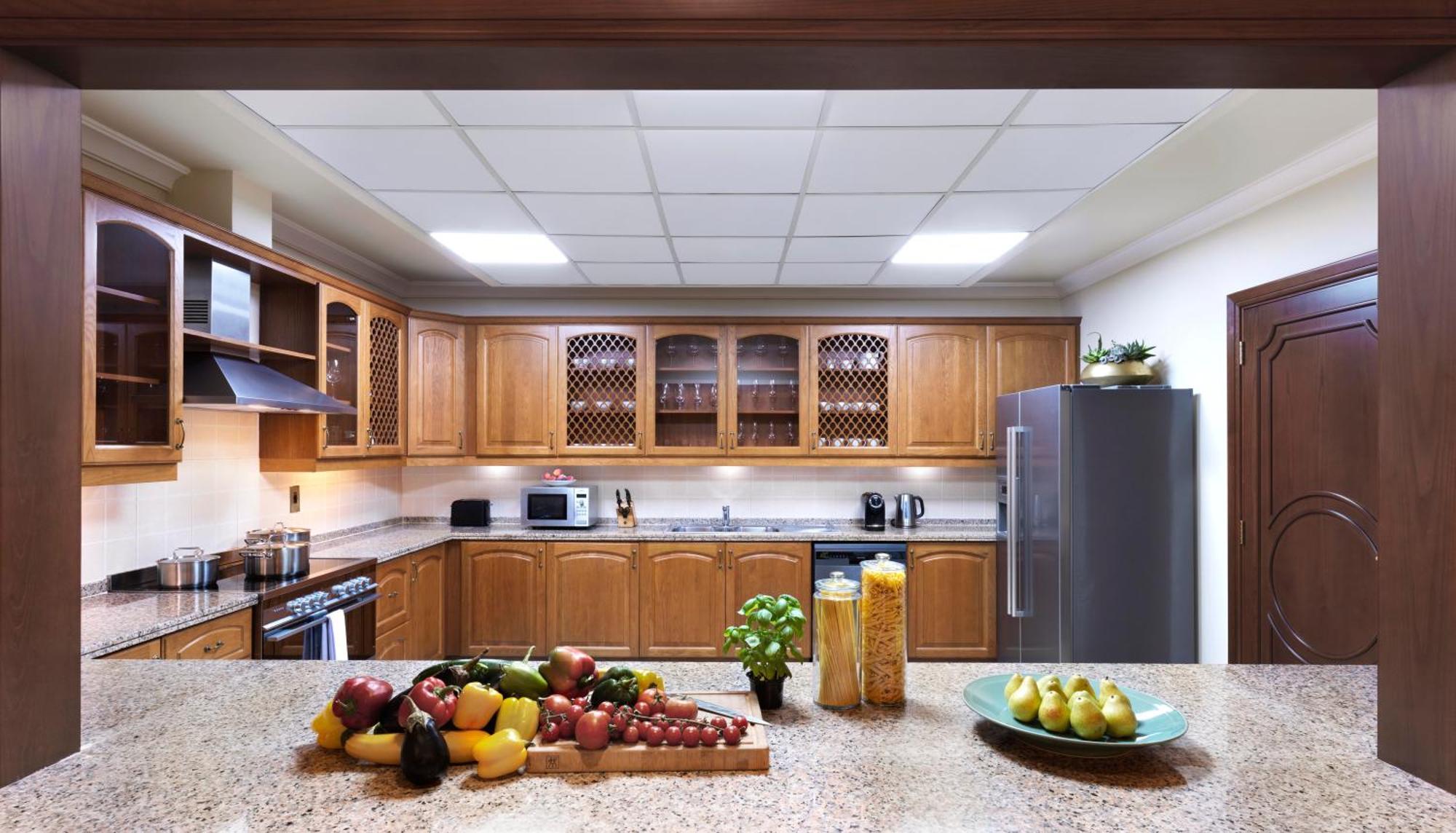 Kempinski Hotel & Residences Palm Jumeirah Dubai Buitenkant foto A kitchen with a drop ceiling